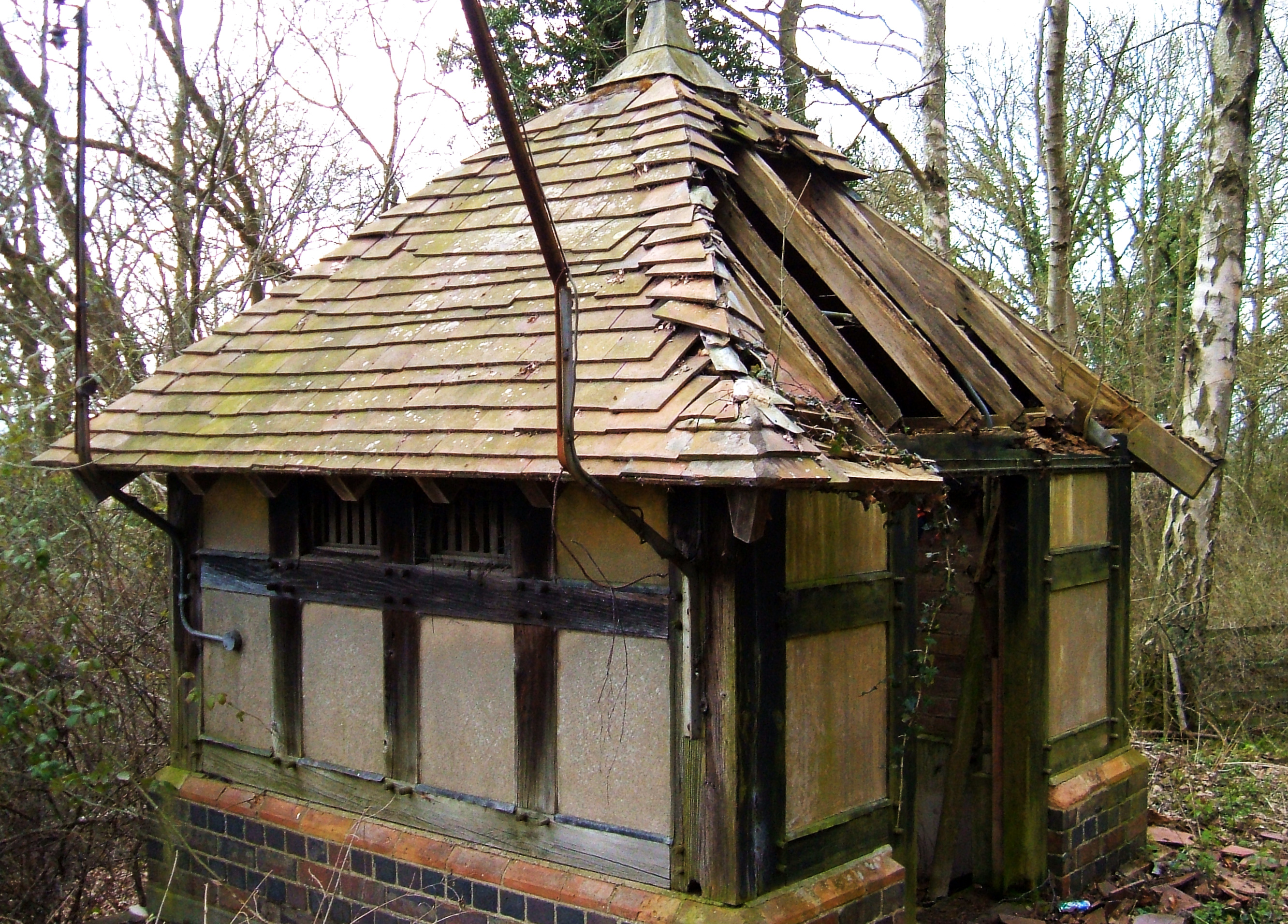 A dilpadilated half-timbered hut in the woods